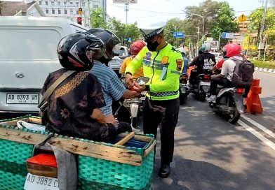 Semarakkan HUT ke-80 RI, Satlantas Polresta Solo Bagikan 1.000 Bendera Merah Putih