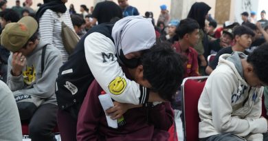 Suasana Haru Saat Ratusan Orang Tua Menjemput Anak Mereka di Polda Jateng