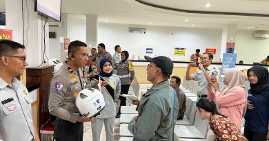 Polresta Solo Apresiasi Wajib Pajak Tertib dengan Helm SNI dan Voucher Servis