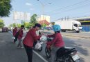 UMS Adakan Aksi Damai dengan Berbagi Sembako kepada Warga