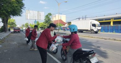 UMS Adakan Aksi Damai dengan Berbagi Sembako kepada Warga