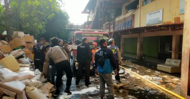 Polres Wonogiri Bergerak Cepat Bantu Tangani Kebakaran di Pasar Induk