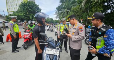 Polresta Solo Bagikan Tumbler Gratis untuk Pengendara Tertib saat Operasi Zebra Candi 2025 di Plaza Manahan