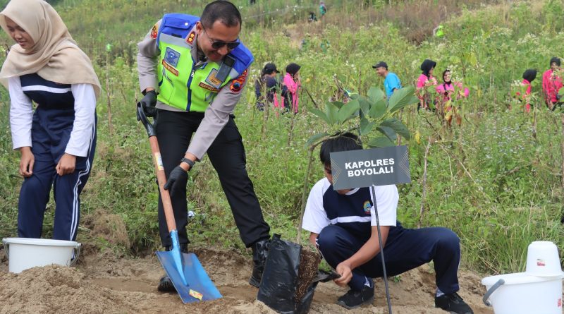 Polres Boyolali Tanam 1.000 Pohon di Cepogo, Kapolres Tegaskan Komitmen Jaga Lingkungan