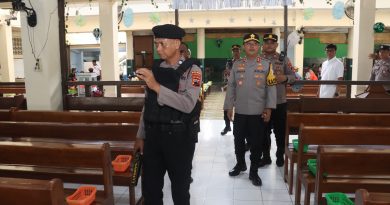 Kapolres Sukoharjo Pimpin Sterilisasi Gereja Hati Kudus Yesus Jelang Misa Natal
