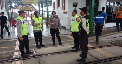 Sentuhan Humanis Polwan Dara Bengawan, Jemaat Gereja Rayakan Natal dengan Rasa Aman di Solo