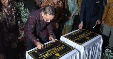 Menbud Fadli Zon Resmikan Revitalisasi Panggung Sangga Buwana, Ajak Keraton Solo Jaga Kondusivitas