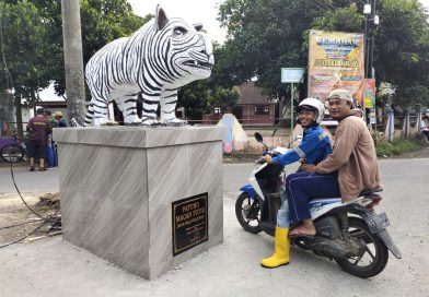 Viral Patung Macan Putih di Kediri, Kades Balongjeruk Beri Penjelasan Soal Filosofi dan Anggaran Viral Patung Macan Putih di Kediri, Kades Balongjeruk Beri Penjelasan Soal Filosofi dan Anggaran