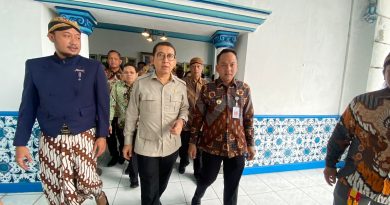 Respati Dampingi Menbud Serahkan SK Keraton Solo