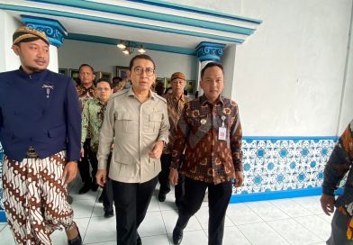 Respati Dampingi Menbud Serahkan SK Keraton Solo