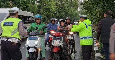 Hari Pertama Ramadan, Polresta Surakarta Bagikan Ratusan Takjil untuk Pengendara
