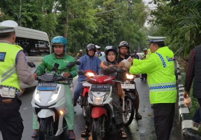 Hari Pertama Ramadan, Polresta Surakarta Bagikan Ratusan Takjil untuk Pengendara