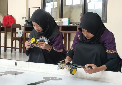 Ngabuburit Produktif, Siswa SMK Warga Solo Isi Waktu Menjelang Buka Puasa dengan Merakit Robot