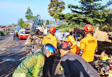 Truk Muatan Kayu Oleng Tabrak Empat Kendaraan di Wonosobo, Dua Tewas