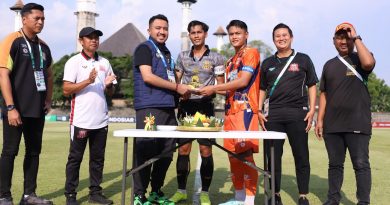 Semarak HUT ke-96 PSSI, Kendal Tornado FC dan Deltras FC Gelar Potong Tumpeng di Stadion Sriwedari
