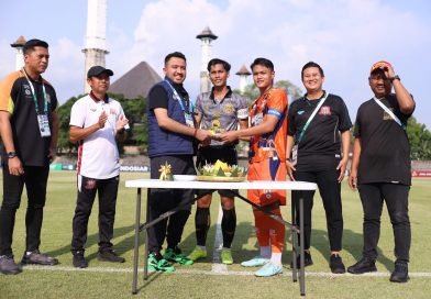 Semarak HUT ke-96 PSSI, Kendal Tornado FC dan Deltras FC Gelar Potong Tumpeng di Stadion Sriwedari