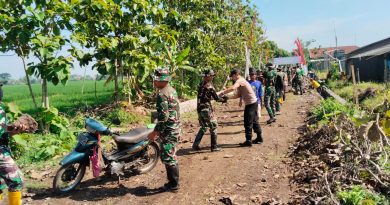 Semangat Gotong Royong, Danramil Karangmalang Pimpin Angkut Material Secara Estafet di TMMD Sragen