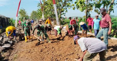 Prajurit Arhanud 15 Tunjukkan Kemampuan Baru, Mahir Bertukang di Lokasi TMMD Sragen