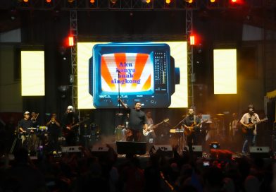 Meriahkan Dies Natalis ke-50 UNS, Ndarboy Genk Hibur Ribuan Penonton