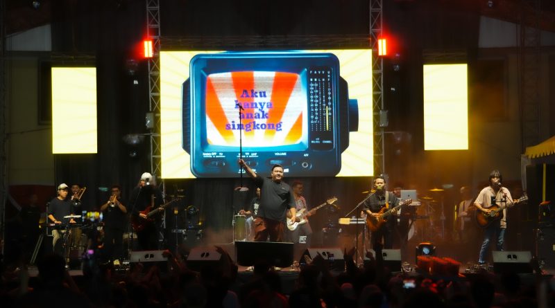 Meriahkan Dies Natalis ke-50 UNS, Ndarboy Genk Hibur Ribuan Penonton