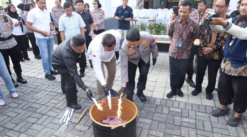 Polresta Surakarta Musnahkan 12 Ribu Lembar Uang Palsu, Nilainya Nyaris Rp1 Miliar