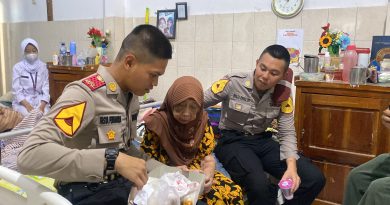 Taruna Akpol Manggala Satya Tebar Kepedulian di Panti Jompo Solo, Berbagi Sembako dan Kebahagiaan