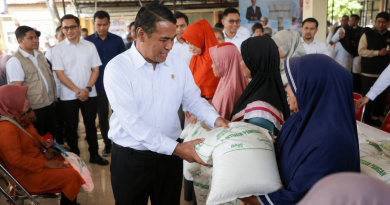 495 Keluarga di Surabaya Terima Bantuan 30 Kg Beras untuk Tiga Bulan