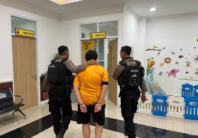 Pria Diduga Rekam Wanita di Kamar Mandi GOR Sritex Arena, Diamankan Tim Sparta Pria Diduga Rekam Wanita di Kamar Mandi GOR Sritex Arena, Diamankan Tim Sparta