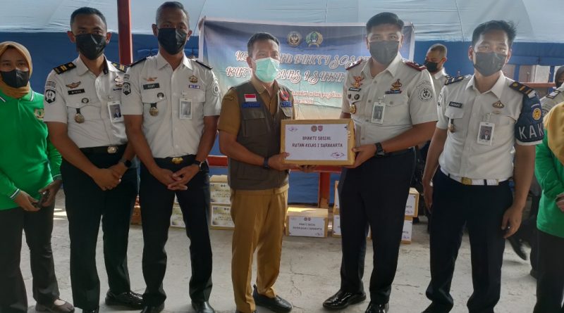 Rutan Solo Salurkan Bantuan untuk Relawan Kebakaran TPA Putri Cempo Rutan Solo Salurkan Bantuan untuk Relawan Kebakaran TPA Putri Cempo