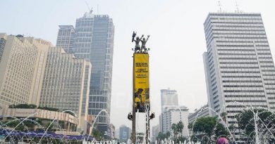 Spanduk Kuning yang “Tidak Bisa” Diturunkan Spanduk Kuning yang “Tidak Bisa” Diturunkan
